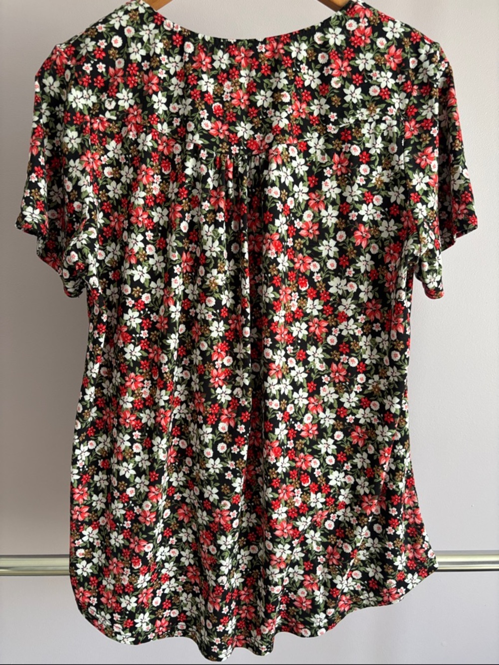 Short-Sleeve Tunic Top in Black, White, and Red Floral Pattern - Picture 4 of 4